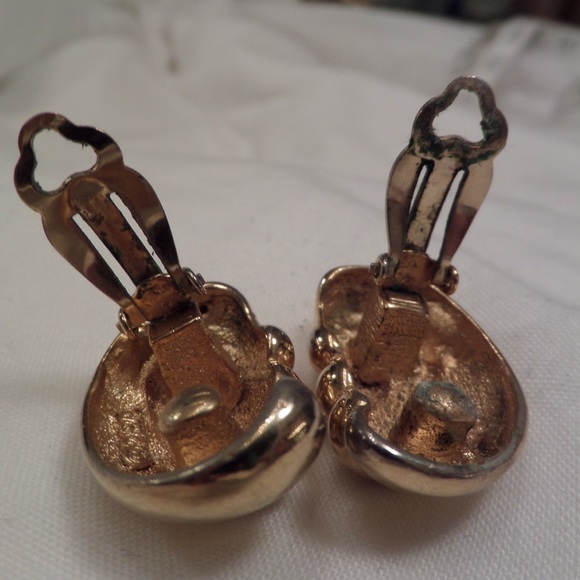 Signed ERWIN PEARL Gold Tone Shell Clip Earrings - Picture 3 of 4