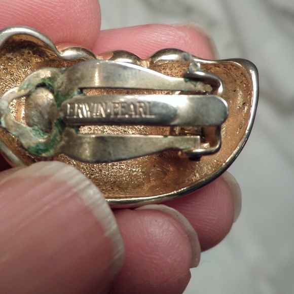 Signed ERWIN PEARL Gold Tone Shell Clip Earrings - Picture 4 of 4