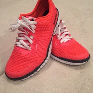 Barely worn reebok sneakers