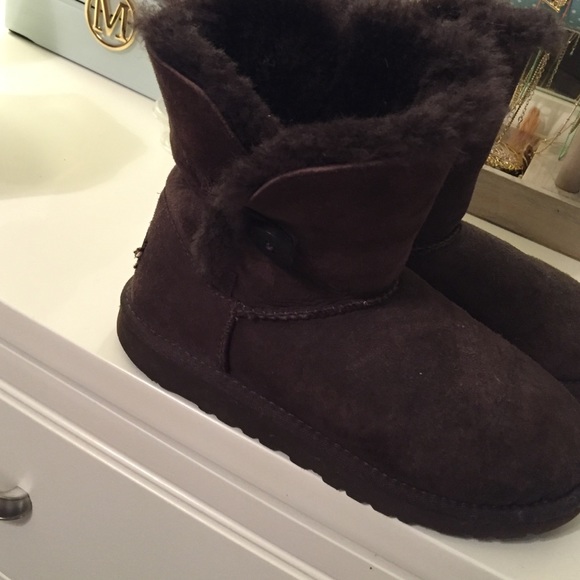 Brown Bailey button uggs