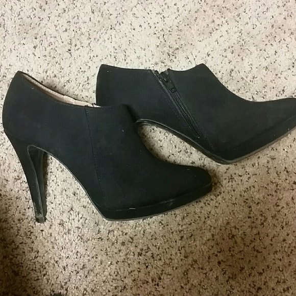 Black Zip Closed Shoe Heels - Picture 3 of 3