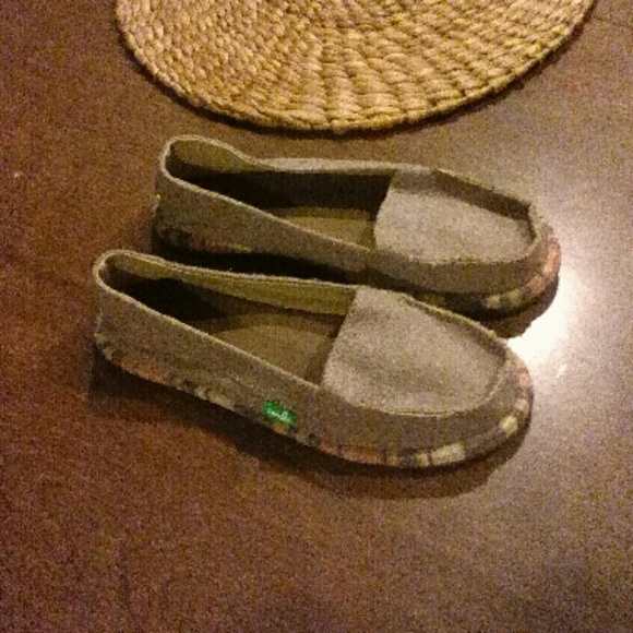Authentic Sanuk grey canvas flats