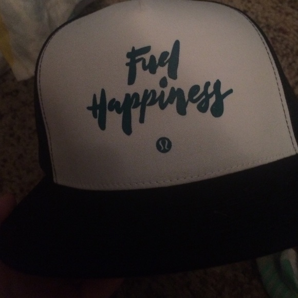 hat:))