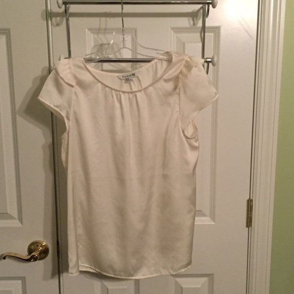 Closet Closing in 24 hrs! Ruffle Short Sleeve Top