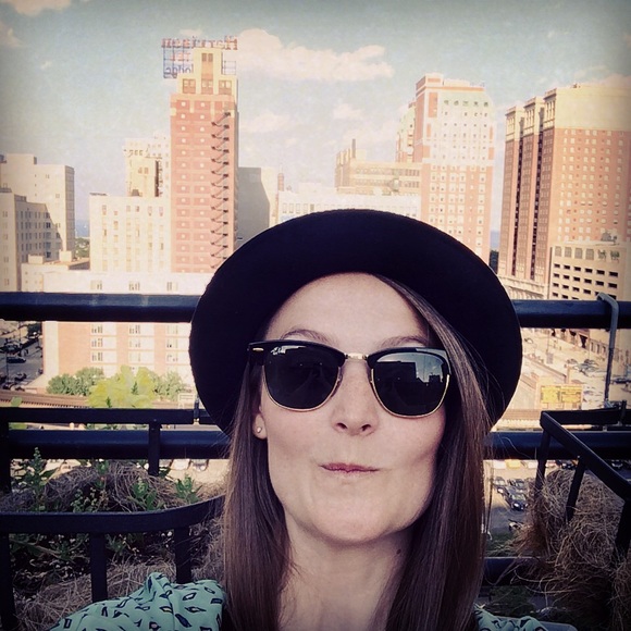 Meet your Posher, Cassie - Picture 2 of 2