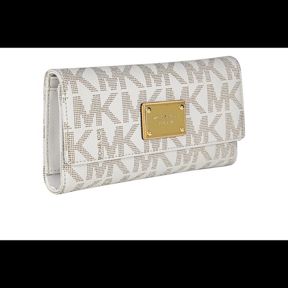 MICHAEL KORS
Jet Set Checkbook Wallet in Vanilla