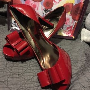 Red pumps