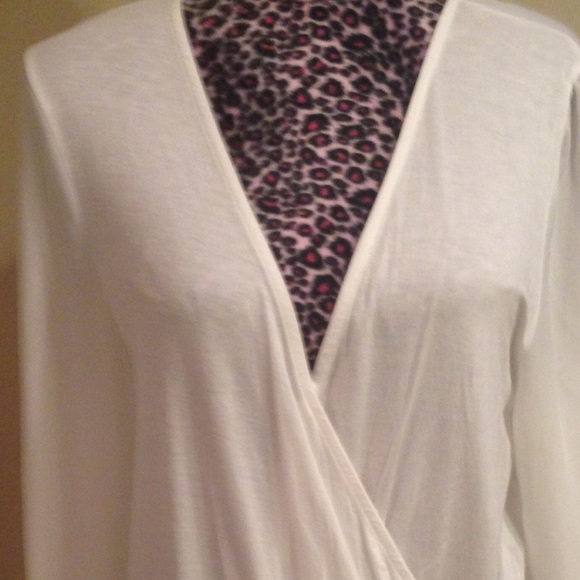 White, low V-neck, 3/4 sleeve, band waisted