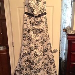 Beautiful gown for a bridesmaid or prom!