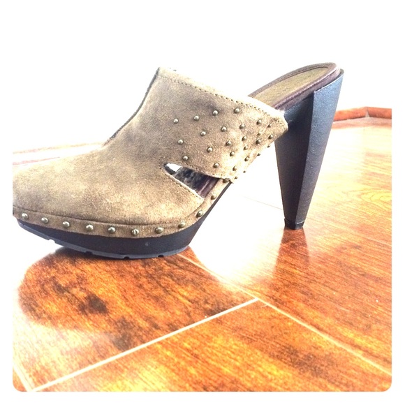 Dark green suede mule heel.