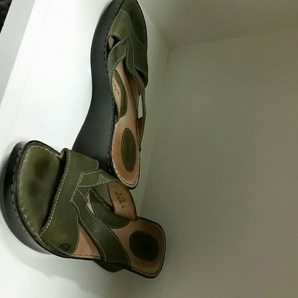Barely worn hunter green born comfy sandals!