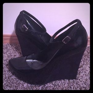 Black wedges