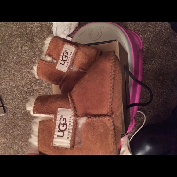Erin uggz size small baby size very cute - Picture 2 of 4