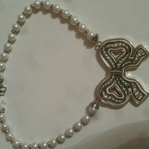 Pearl bow necklace