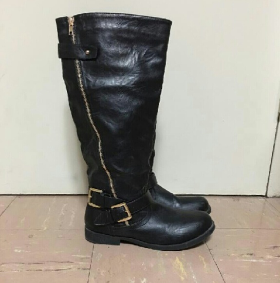 Calf-high boots with gold buckle and zipper