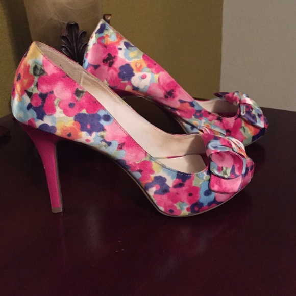 Pretty pink floral heels! 🎉🎉