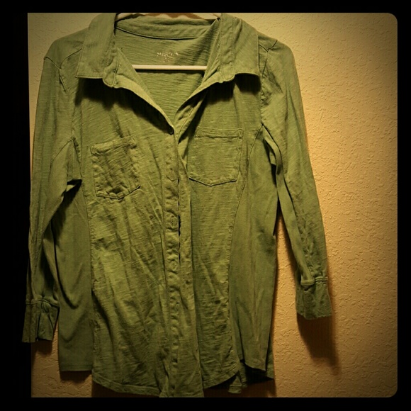 Light green, quarter sleeve shirt