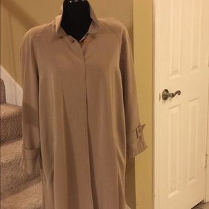 A very elegant gorgeous maxi light coat.