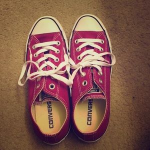 Like new fuchsia converse
