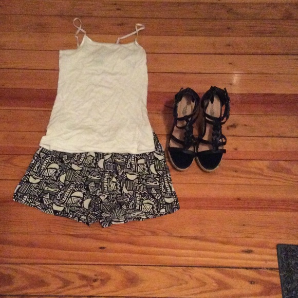 Aztec black and white shorts. Forever 21. Size:S - Picture 2 of 2