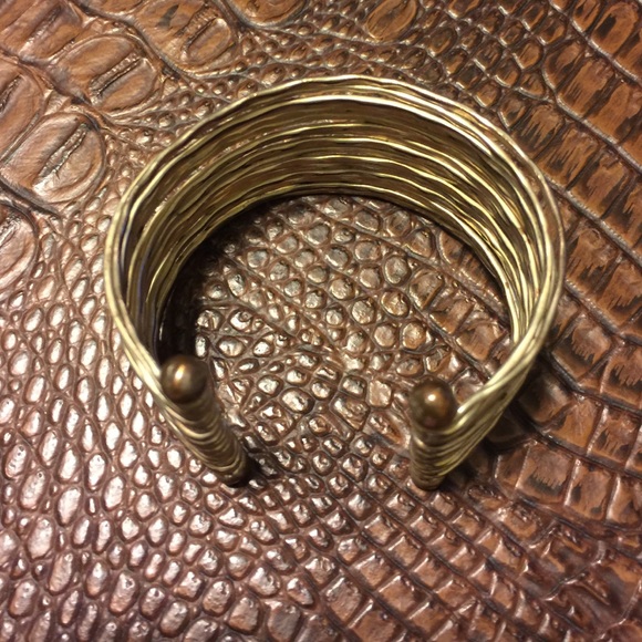 ZGallerie Silver distressed wire cuff bracelet - Picture 2 of 6