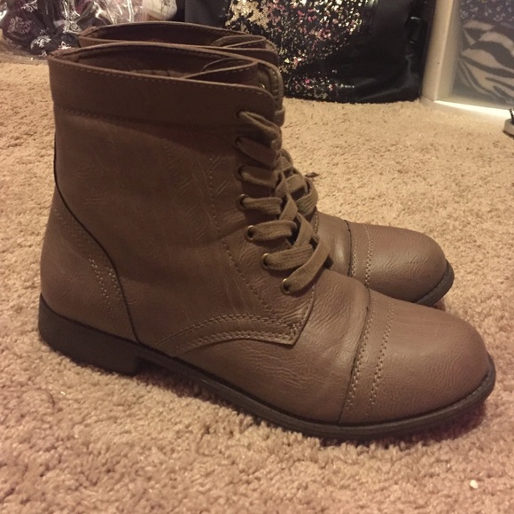 COMBAT BOOTS
