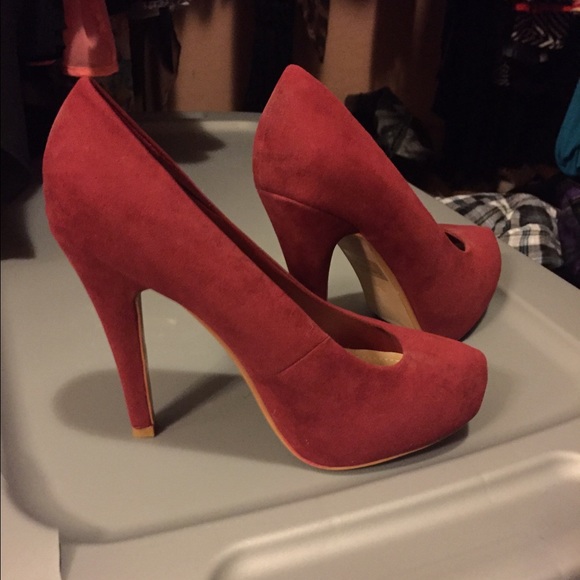 Red pumps - Picture 2 of 3