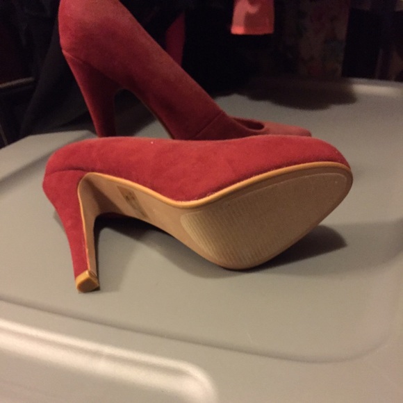 Red pumps - Picture 3 of 3