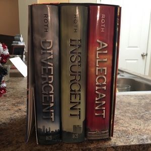 Veronica Roth Divergent book set w/ bonus booklet.