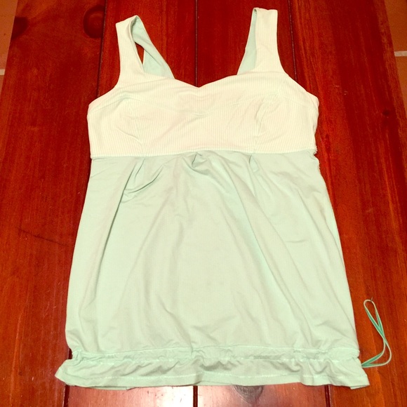 Mint green lulu top Size 8