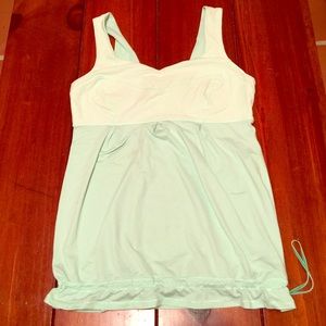 Mint green lulu top Size 8