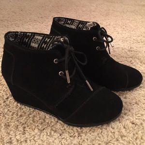 TOMS black desert wedge size 6.5