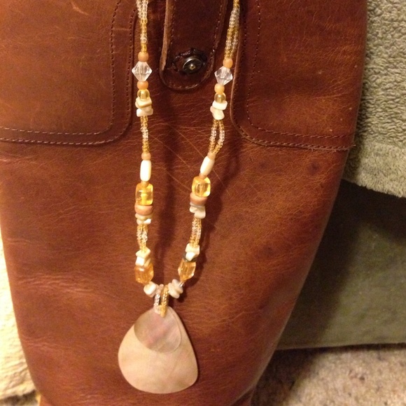 Shell and beaded necklace - Picture 2 of 3