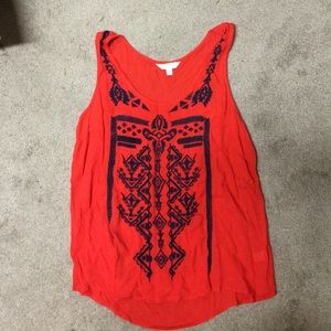 Red tank with navy design