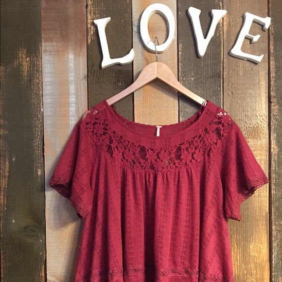 Red flowy lace top - Picture 1 of 3