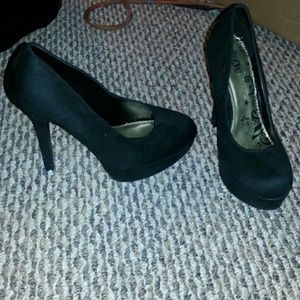 Black pumps
