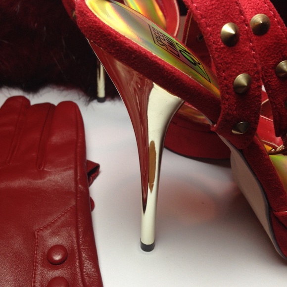 🌹New, Unworn! Red + Gold Heels w/ studded straps! - Picture 3 of 4