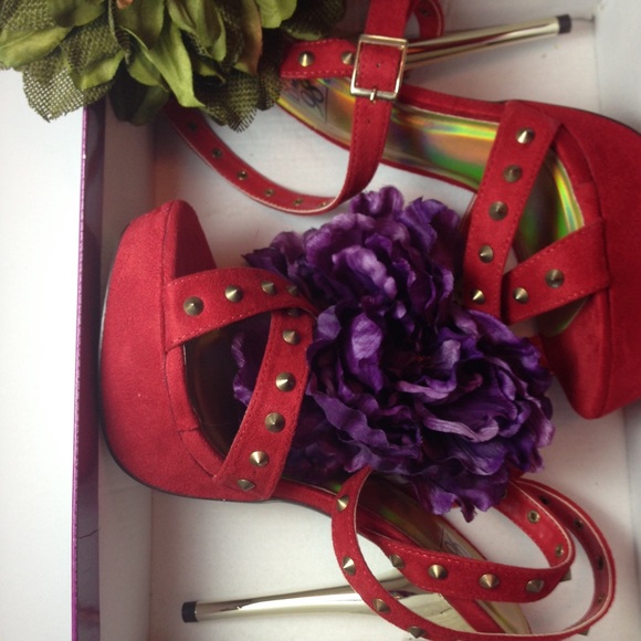 🌹New, Unworn! Red + Gold Heels w/ studded straps! - Picture 4 of 4