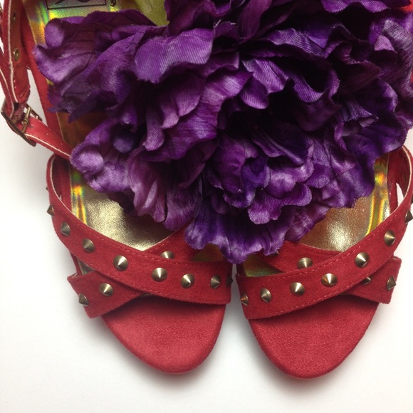 🌹New, Unworn! Red + Gold Heels w/ studded straps! - Picture 2 of 4