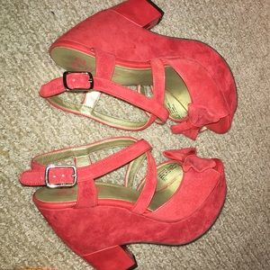 Pretty little bow red suede wedges.