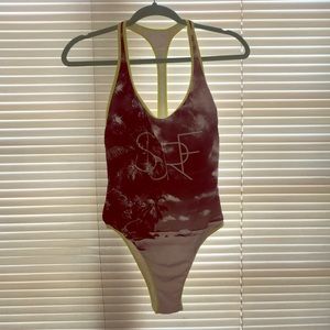 Pretty and surfy VS one piece