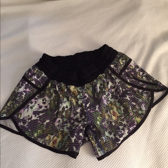 Lululemon Tracker shorts!! Size 8