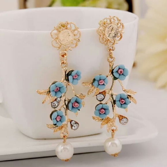 Jewelry - Gold plated flower dangle stud earrings