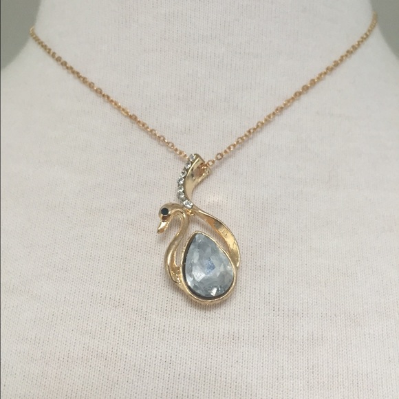 Jewelry - Swan pendant