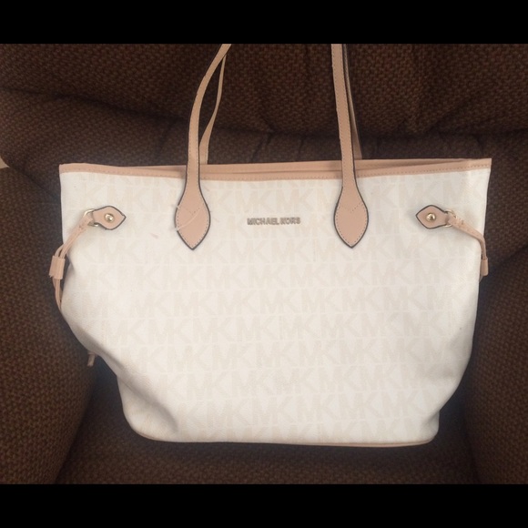 ONE HOUR SALE 🎉 Mk Purse Price Reflects Auth!