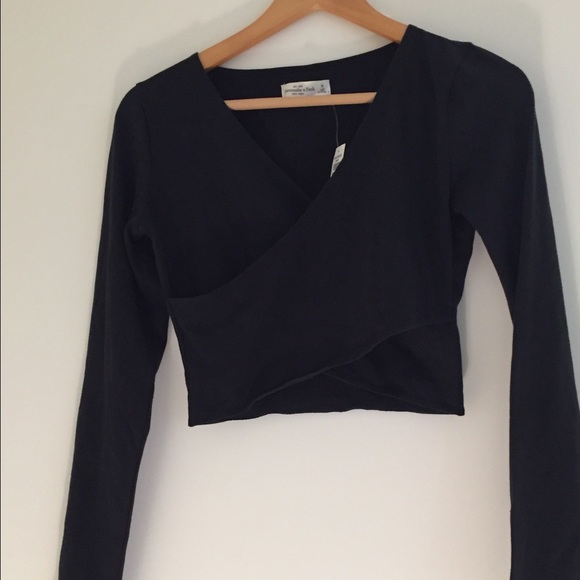 Black longsleeve cropped top