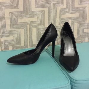 Black stiletto heels pumps