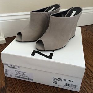 Schultz Carmins Grey Suede Wedge miles size 8