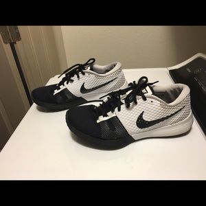 Nike sneakers shoes black white 9 1/2 running