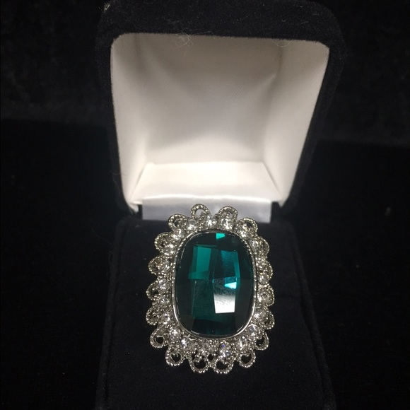 Jewelry - Emerald oversized fashion ring